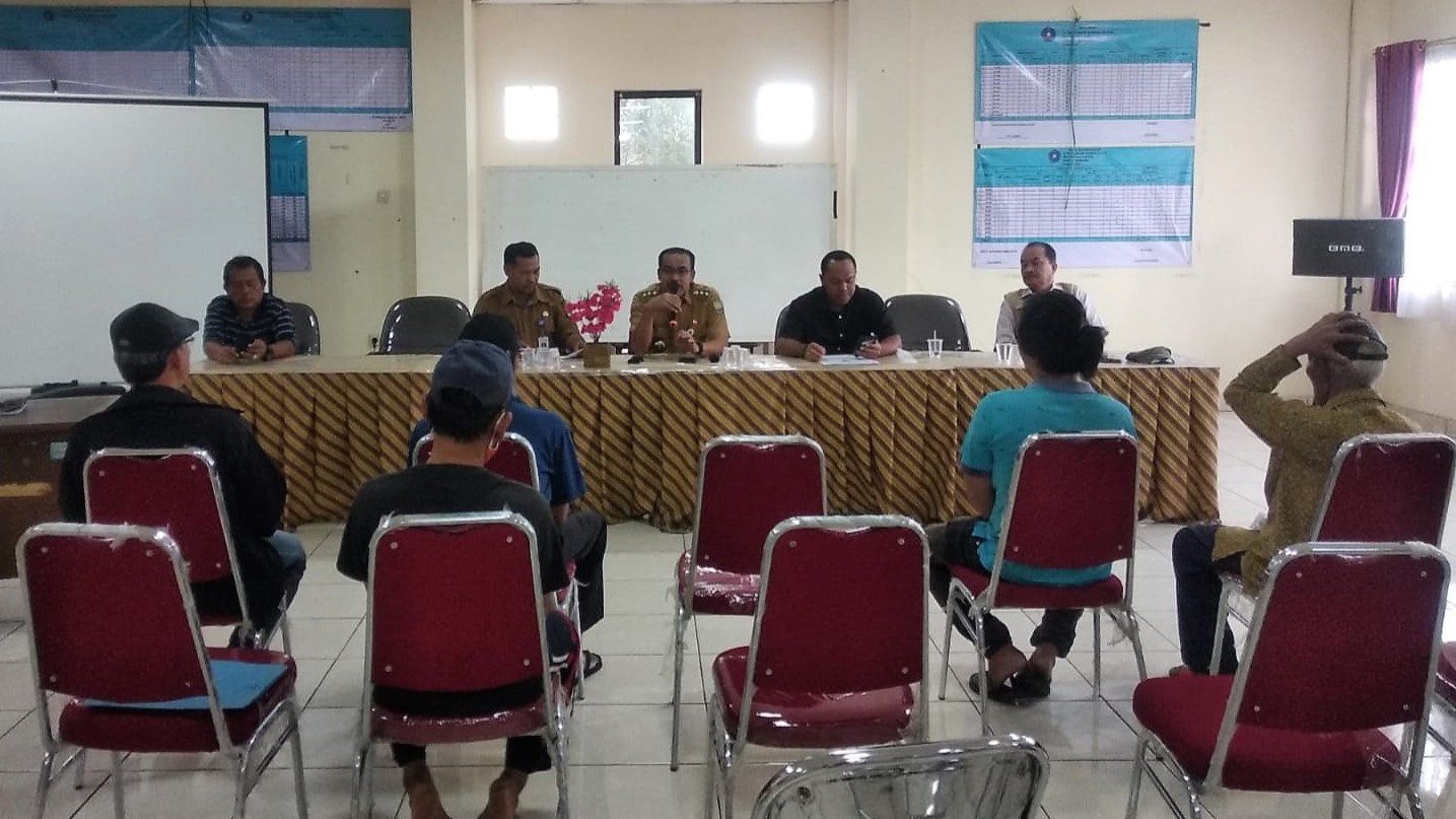Kegiatan Rapat Koordinasi dalam Persiapan Bedah Rumah di Aula Kantor Kelurahan Sudimara Selatan
