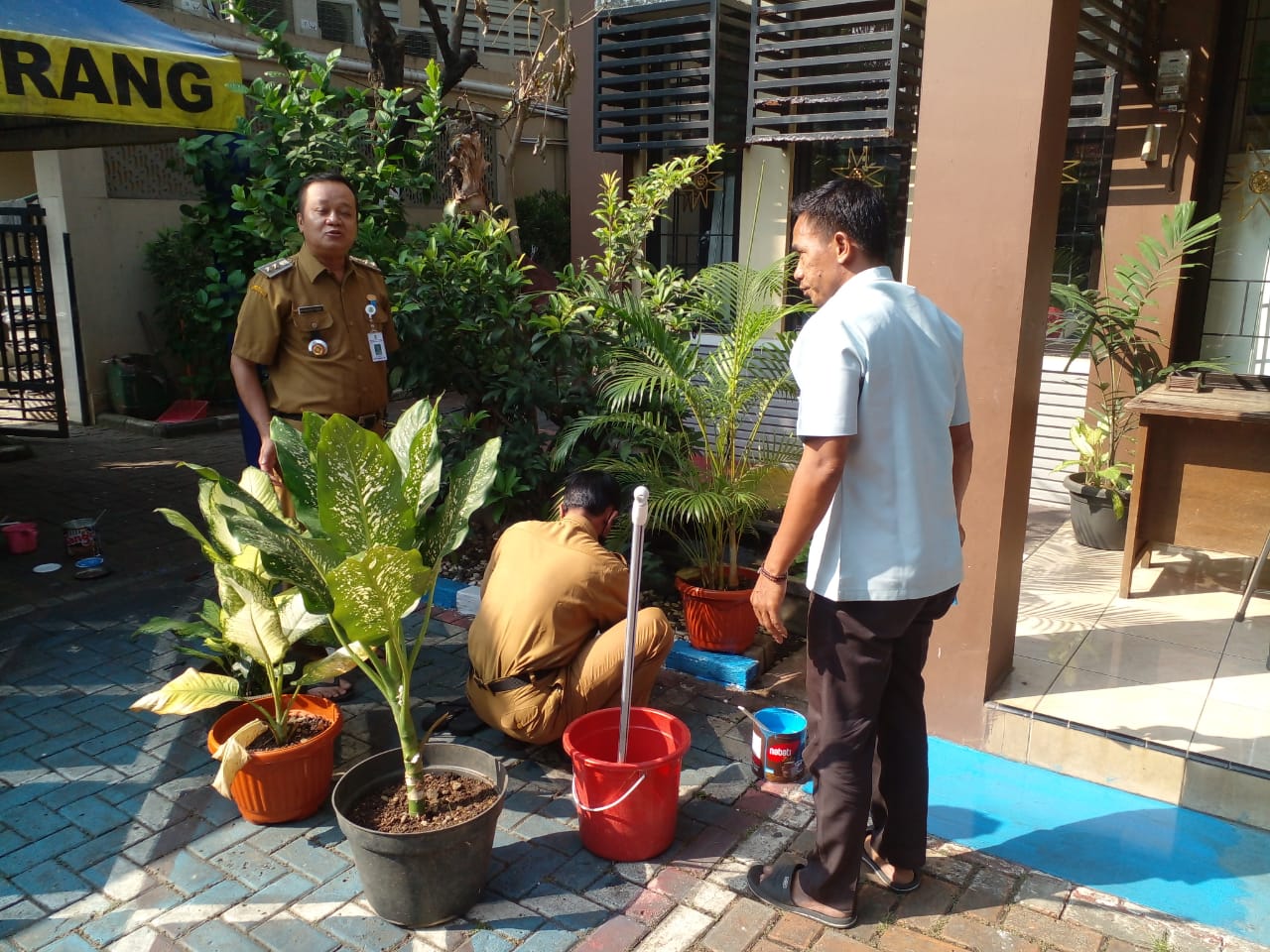 Kegiatan Kerja Bakti oleh Pegawai dalam Rangka Pemeliharaan Kantor Kelurahan Sudimara Timur