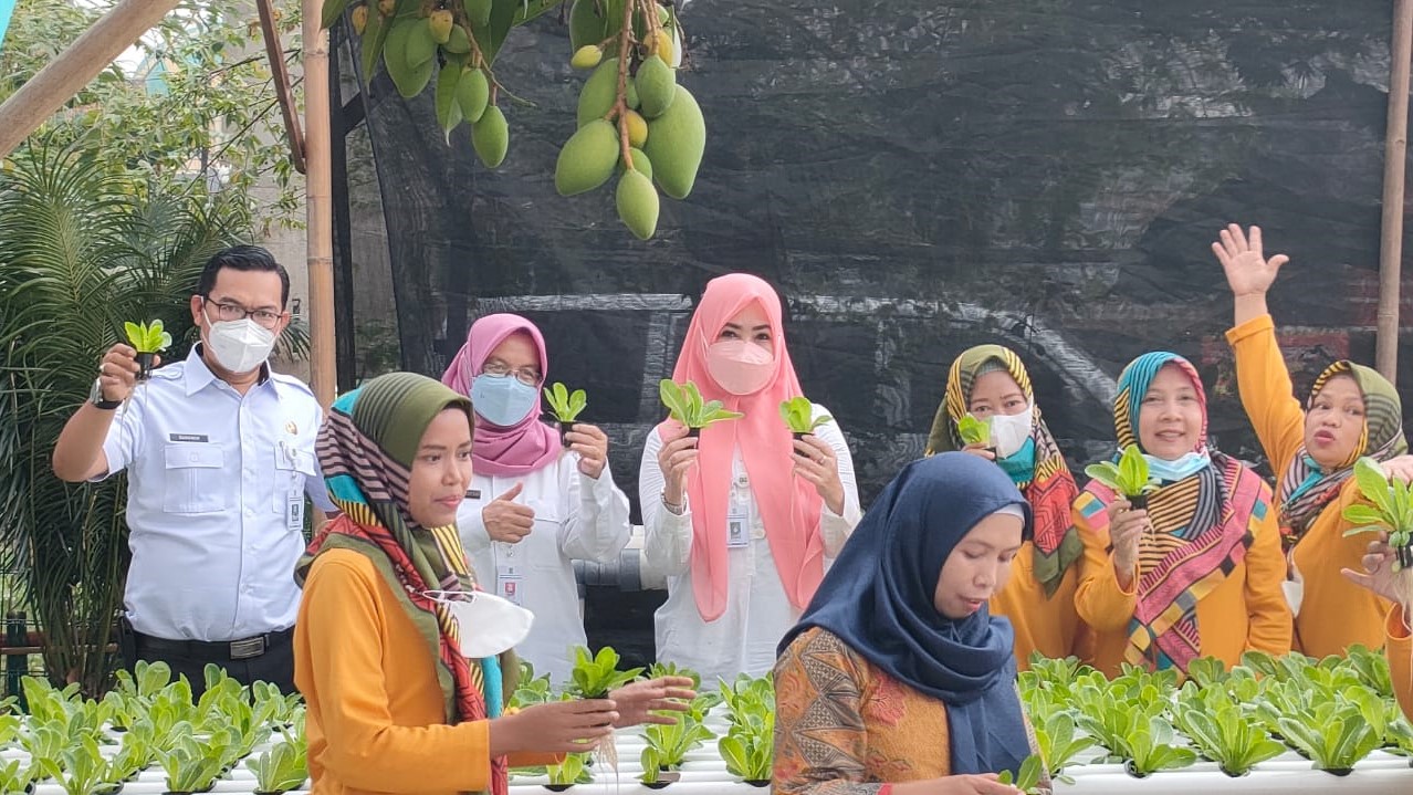 Kegiatan Pelatihan Pengelolaan Budi Daya Ikan oleh DKP Kota Tangerang di KWT Sekar Asri Kelurahan Sudimara Barat