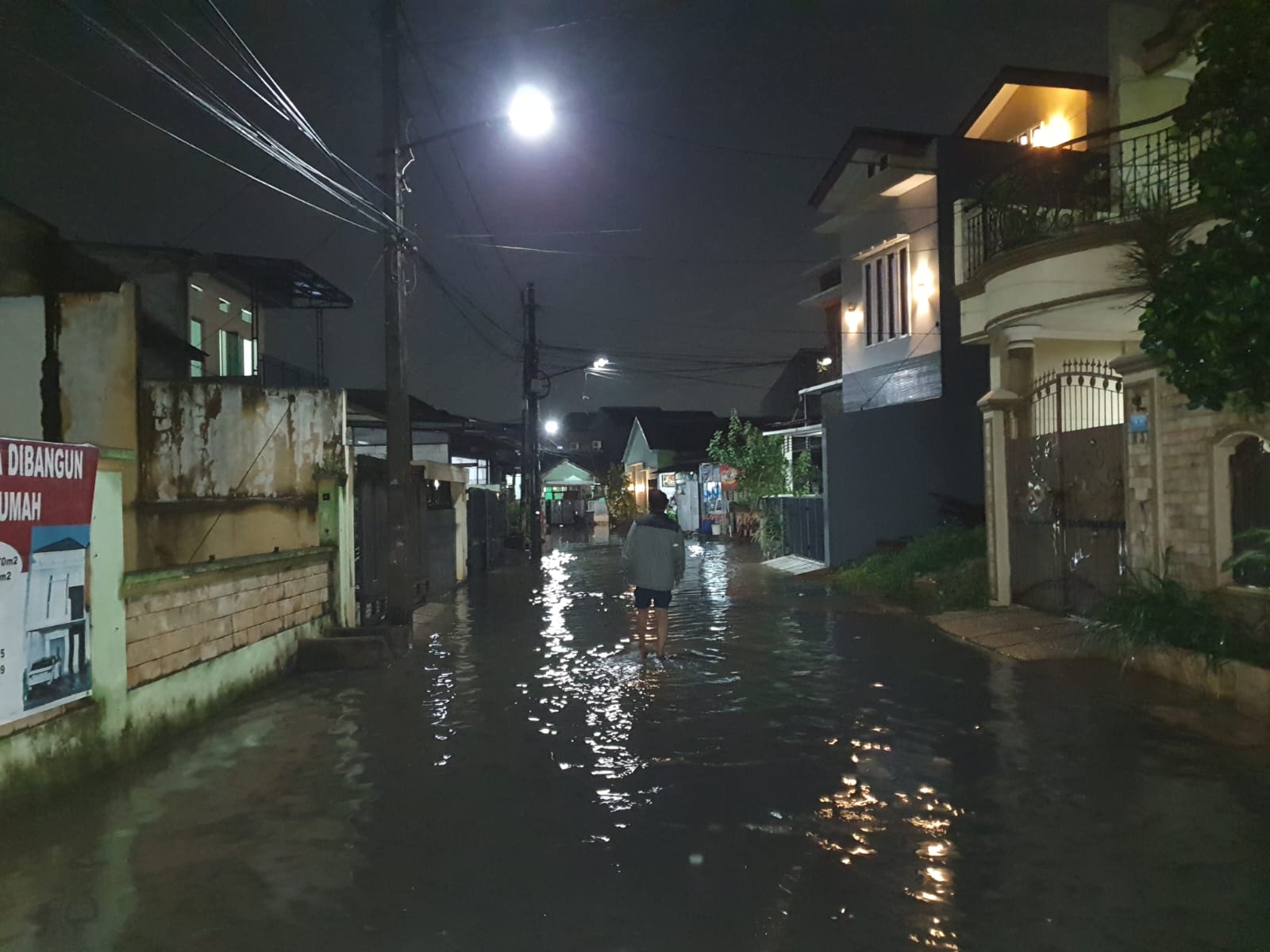 Monitoring Ketinggian Air Pasca Hujan di Komplek Japos RW 015 Kelurahan Paninggilan