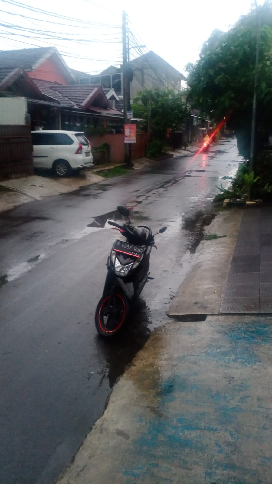 Monitoring Ketinggian Air Pasca Hujan di Jl. Japos RW 015 Kelurahan Paninggilan