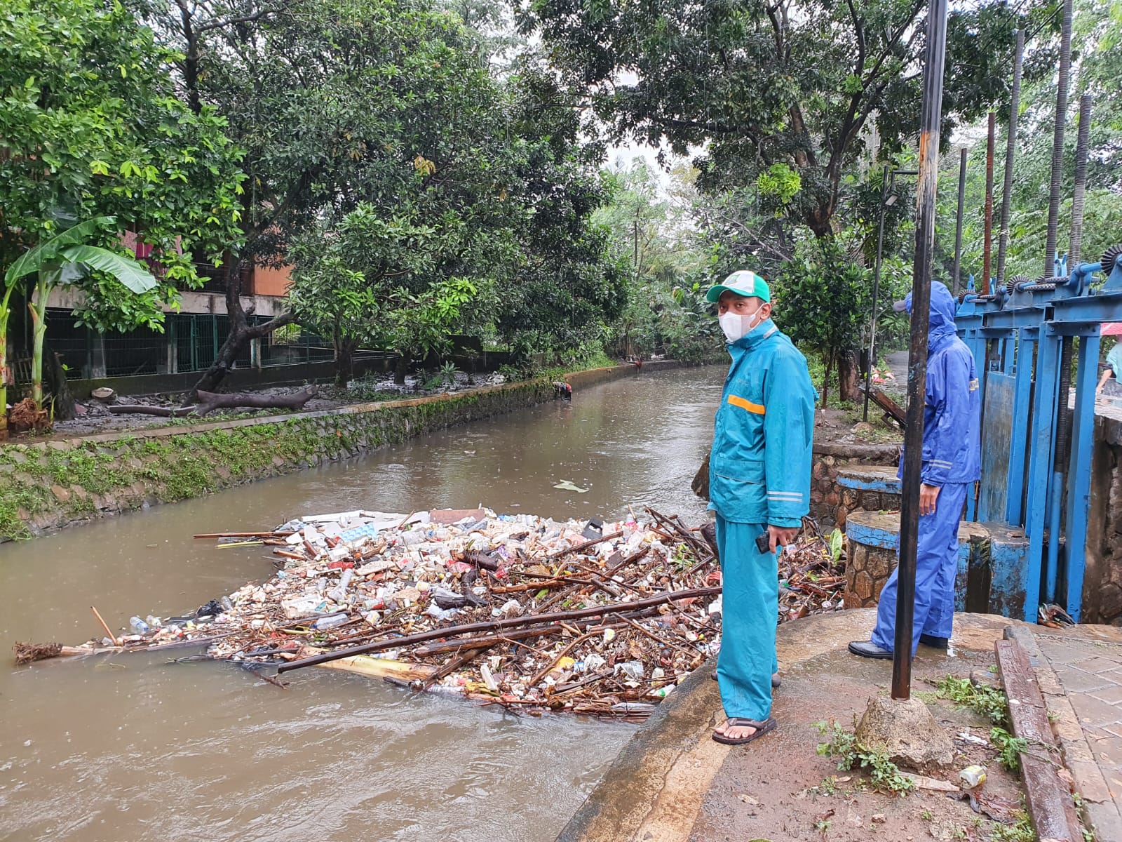 Monitoring Ketinggian Air Pasca Hujan di Pintu Air Pelayangan RW 016 Kelurahan Paninggilan