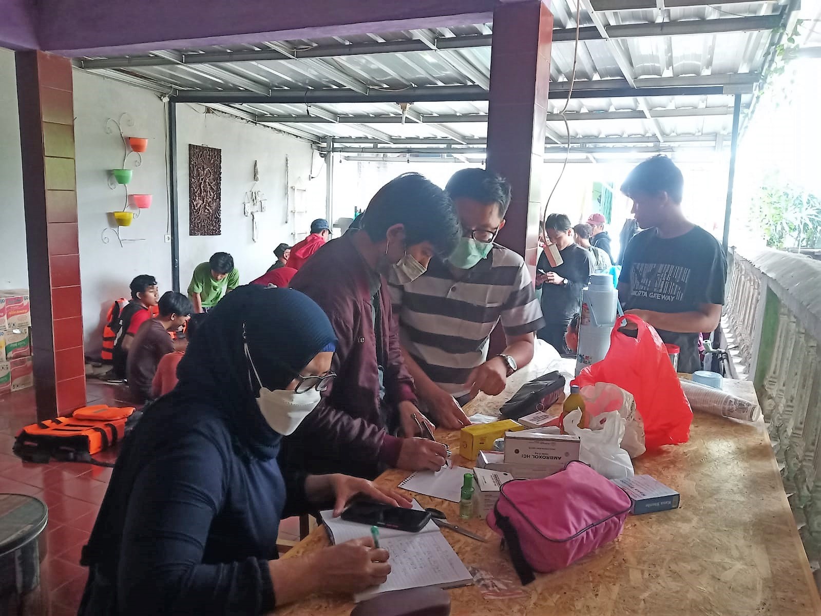 Pemeriksaan Kesehatan kepada Para Pengungsi oleh Tim Medis dari UPT PKM Tajur di Posko Banjir Kelurahan Tajur
