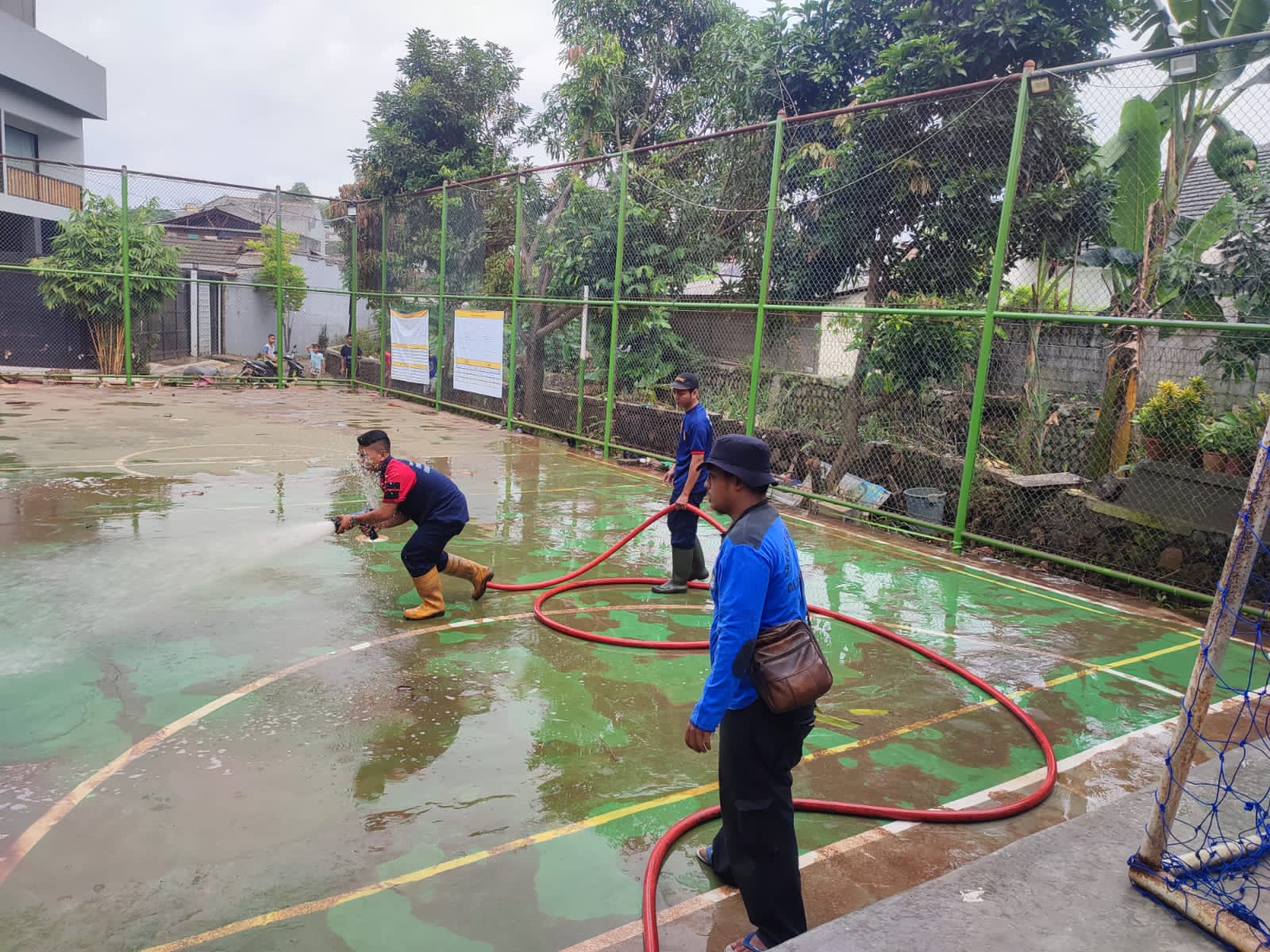 Kegiatan Kerja Bakti Pasca Banjir oleh Warga dan Satgas Kecamatan di Lingkungan RW 09 Komplek Puri Kartika Baru Kelurahan Tajur