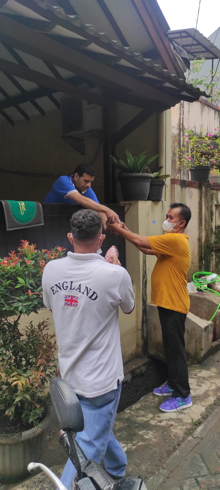 Pendistribusian Bantuan Pangan untuk Korban Terdampak Banjir di Wilayah Kelurahan Tajur