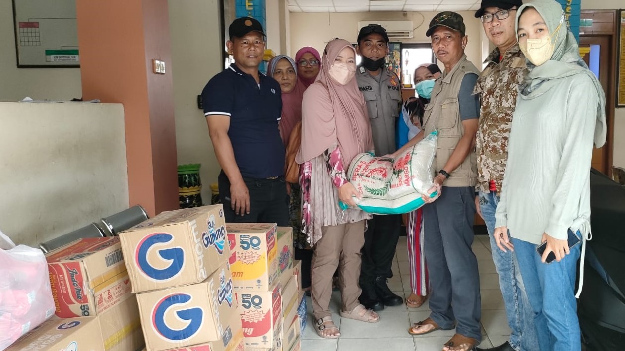 Penerimaan Bantuan Pangan untuk Korban Terdampak Banjir di Wilayah Kelurahan Tajur