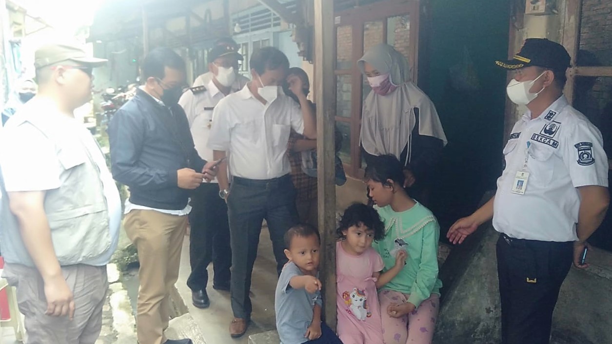 Bersama Dinsos dan Disdik Kota Tangerang Menindaklanjuti Informasi Media Terkait Keluarga di Wilayah RT 03 RW 10 Kelurahan Sudimara Jaya