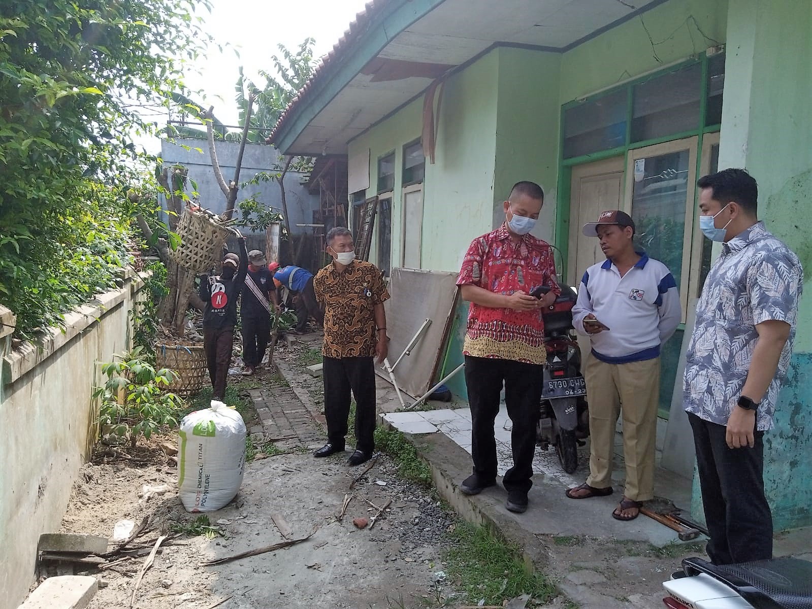 Monitoring Kegiatan Penopingan Pohon oleh Satgas Kecamatan di UPT Puskesmas Tajur