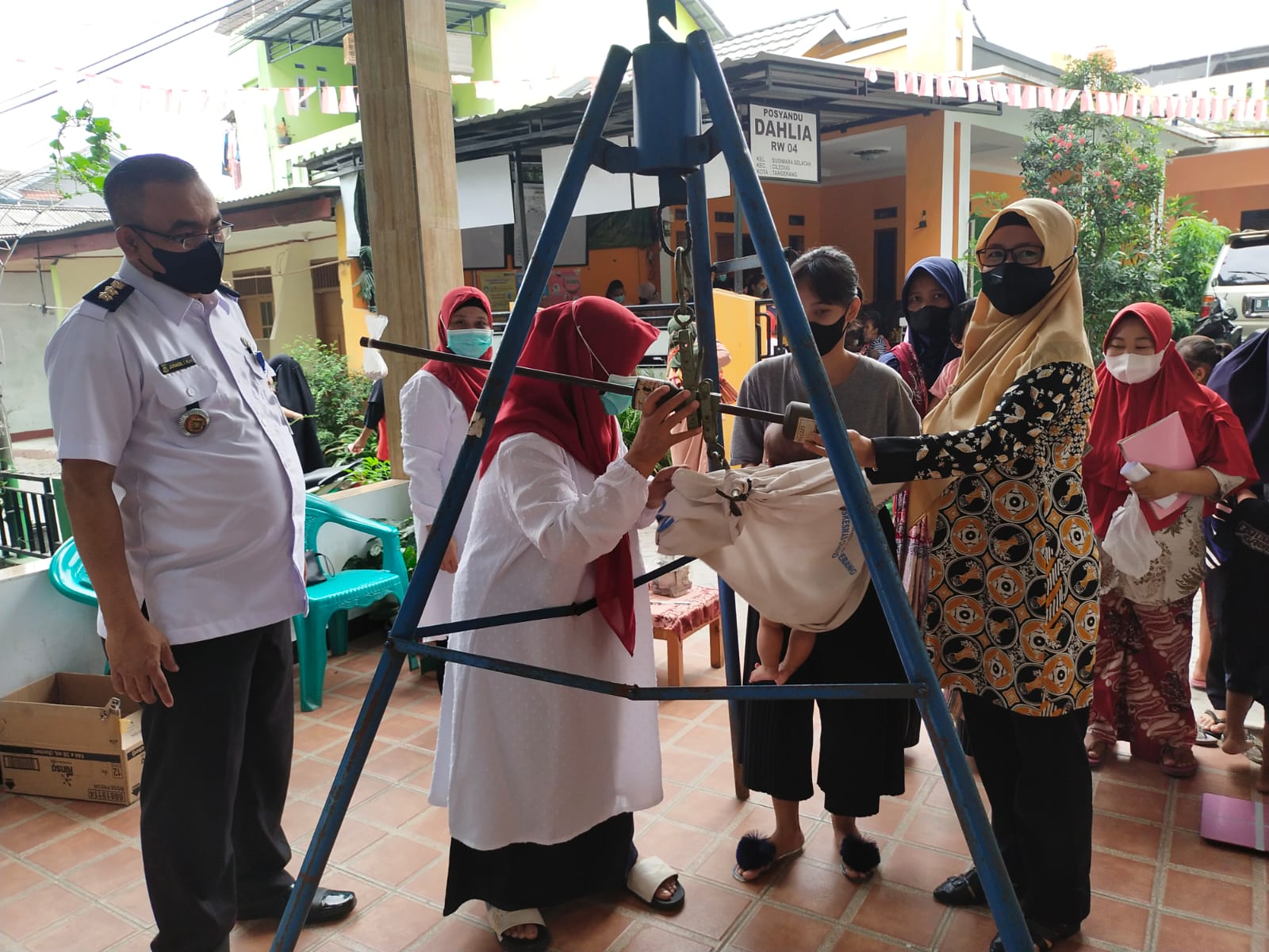 Monitoring Posyandu DAHLIA di Rw 04 dalam Rangka Bulan Imunisasi Anak Nasional