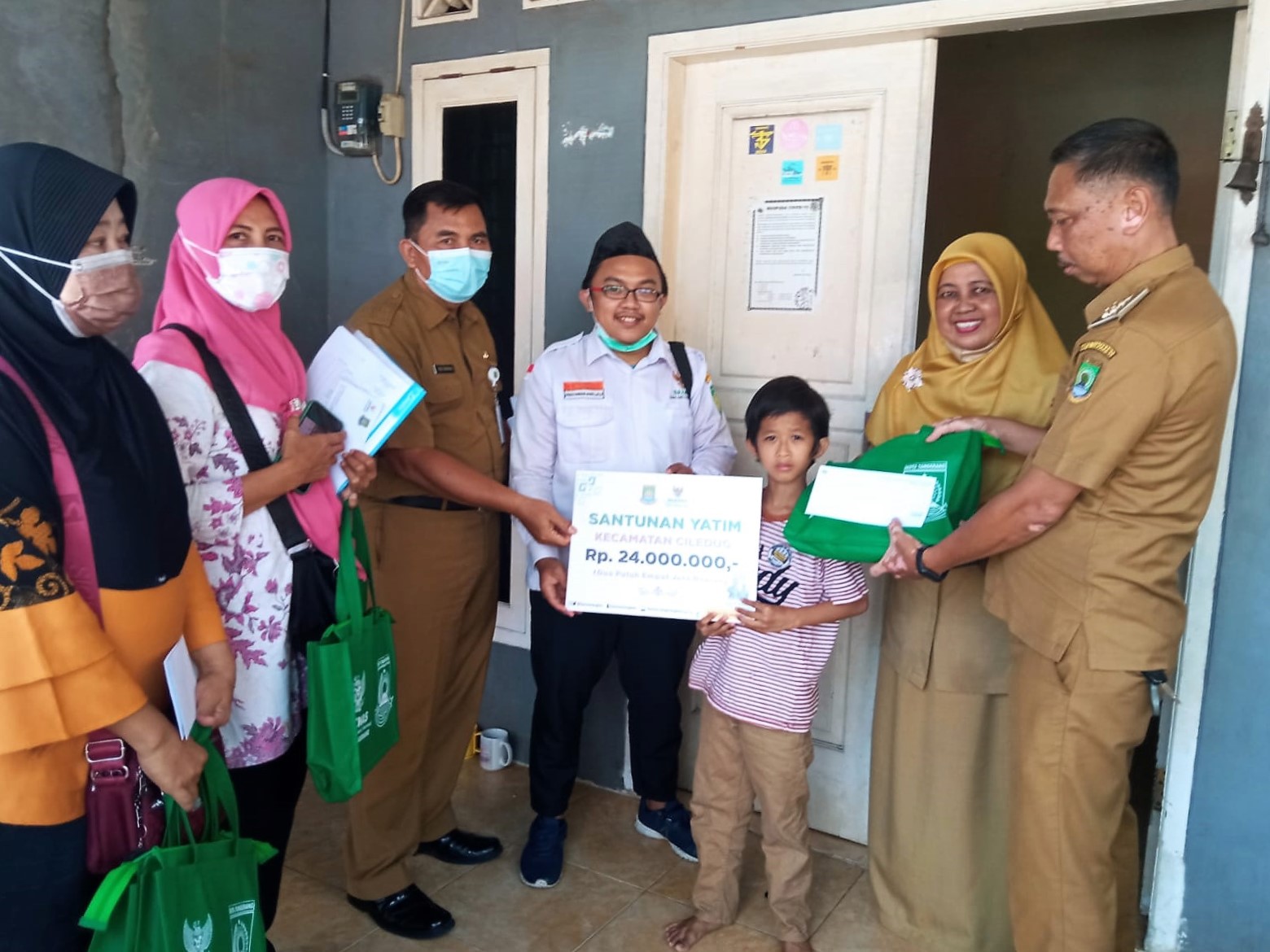 Pendistribusian Bantuan Paket Santunan Yatim dari Baznas Kota Tangerang kepada Warga Kelurahan Sudimara Barat