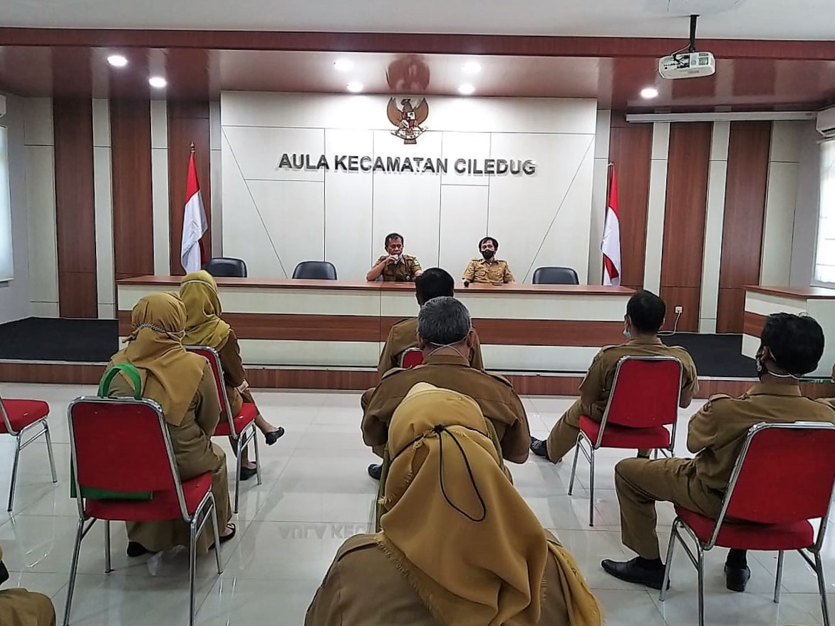 Penyerahan Bantuan Paket Santunan Yatim dari Baznas Kota Tangerang secara Simbolis kepada Kasi Kemasy Kelurahan