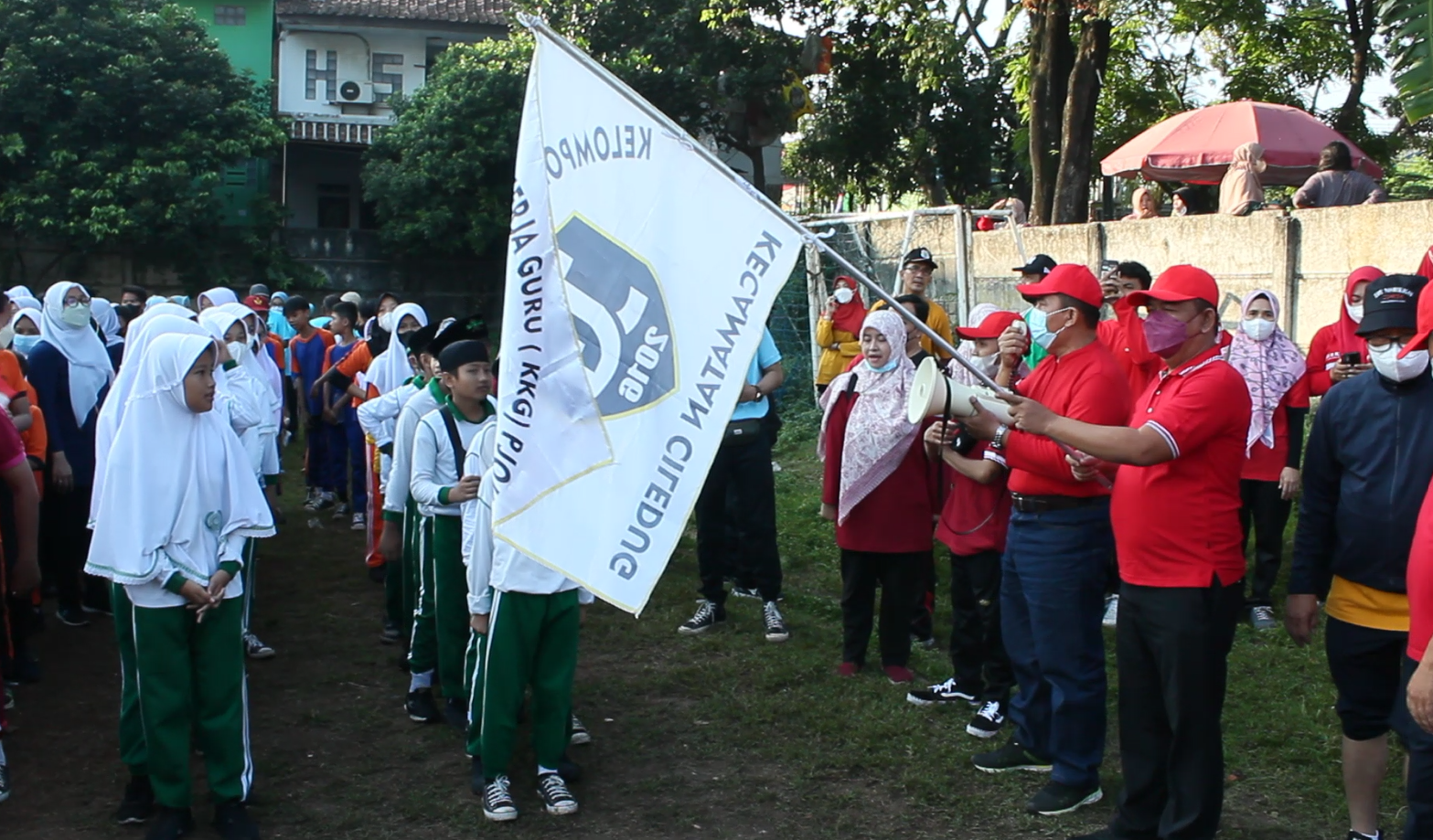 Menghadiri Pembukaan Kegiatan Lomba Gerak Jalan Santai Tingkat Kecamatan Ciledug di Lapangan Bola Sudimara Barat
