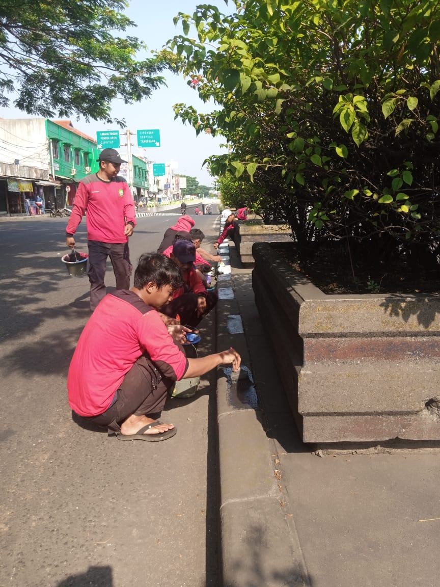 Kegiatan Pengecatan Kerb Beton Trotoar oleh Satgas Kecamatan di Depan Pasar Borobudur CIledug