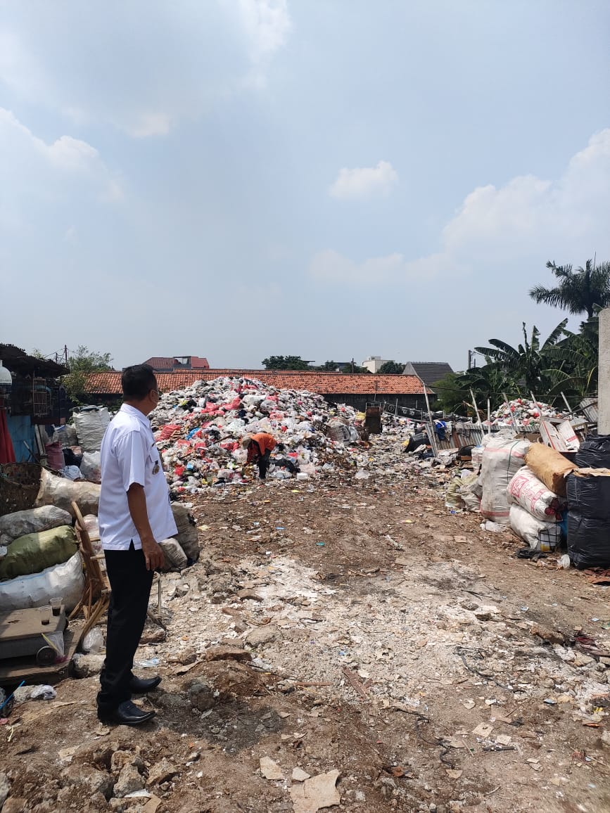 Monitoring Pembakaran Sampah di Tempat Pembuangan Sampah RW 005 Kelurahan Sudimara Timur
