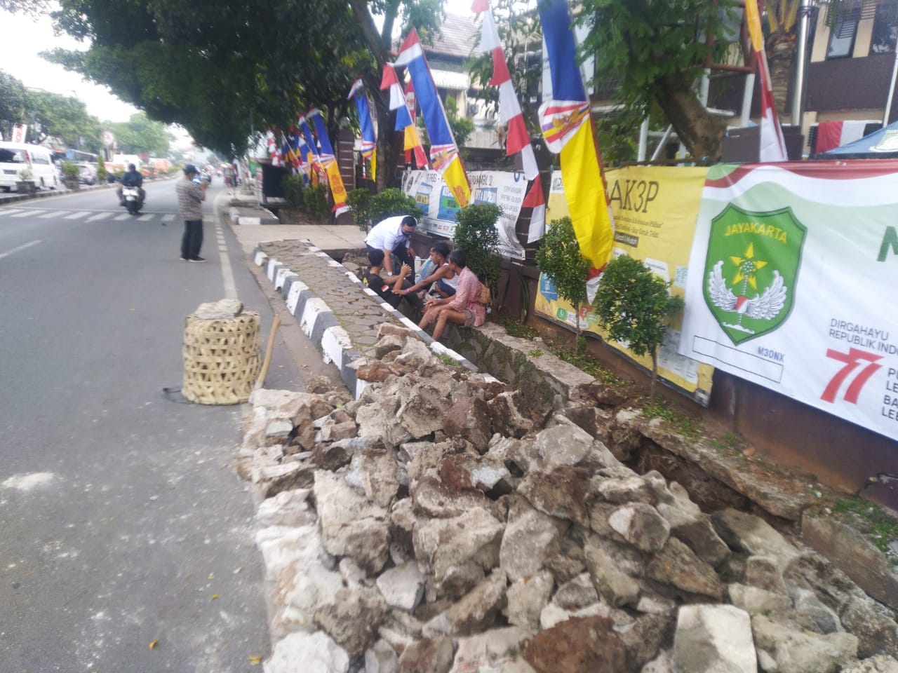 Monitoring Perbaikan Saluran Air oleh DPUPR Provinsi Banten di Jalan Raden Patah Kelurahan Sudimara Barat