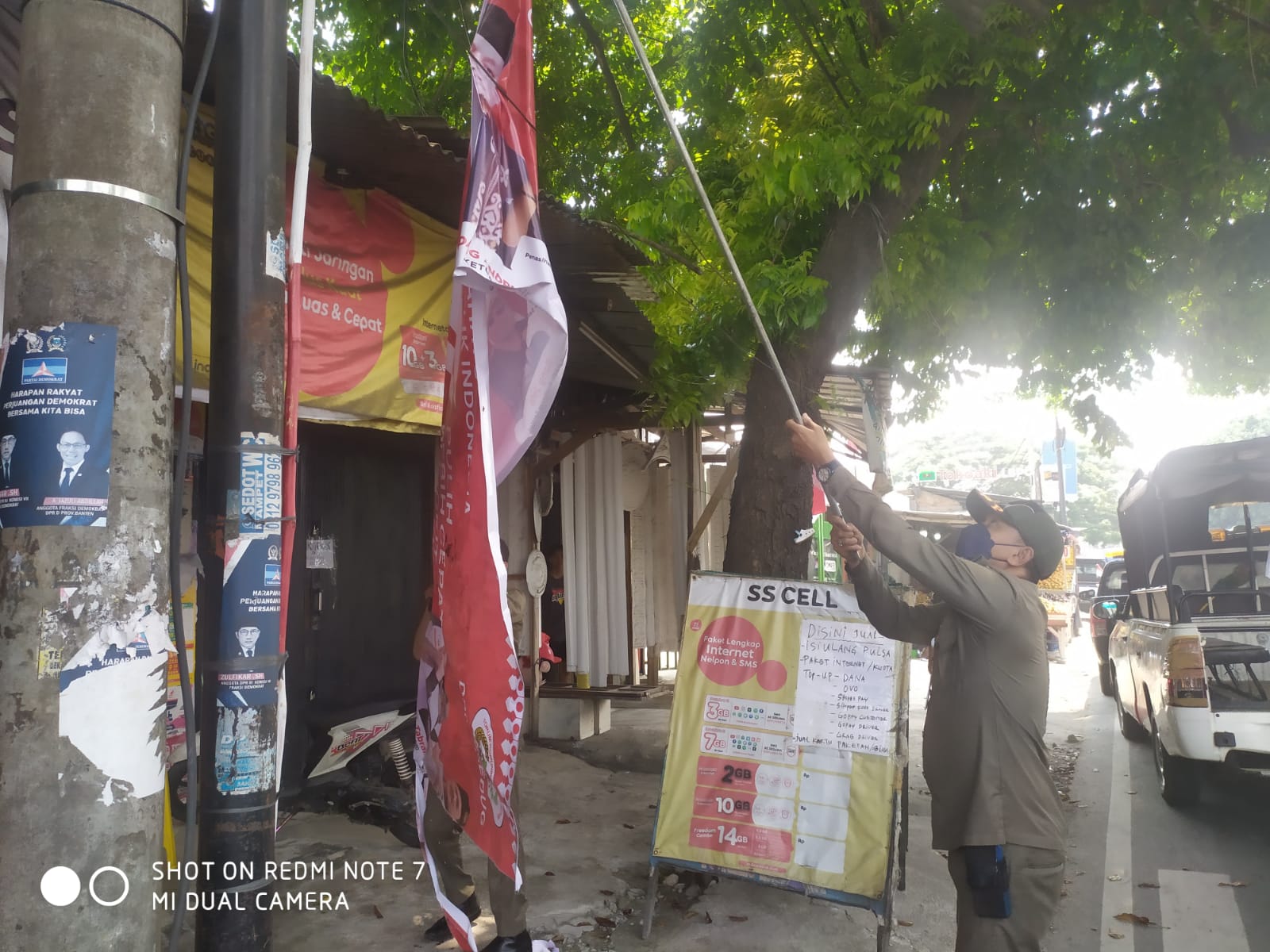 Kegiatan Operasi Penertiban Spanduk Tak Berizin oleh Tramtib Kecamatan Ciledug di Jalan Raden Patah