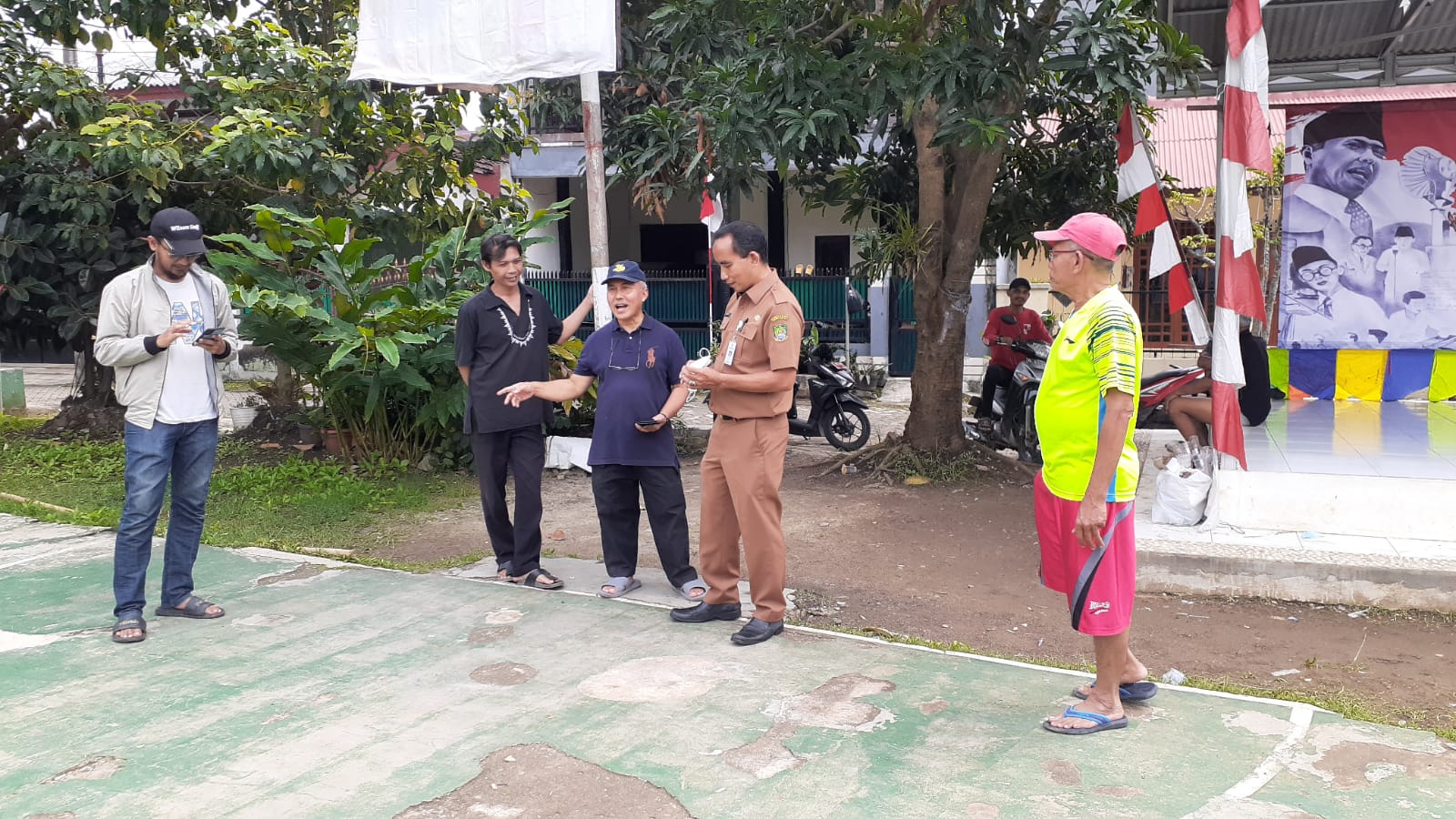 Monitoring Kegiatan Pembangunan Taman Bermain Anak oleh Dinas Pertamanan Kota Tangerang di RW 002 Kelurahan Parung Serab