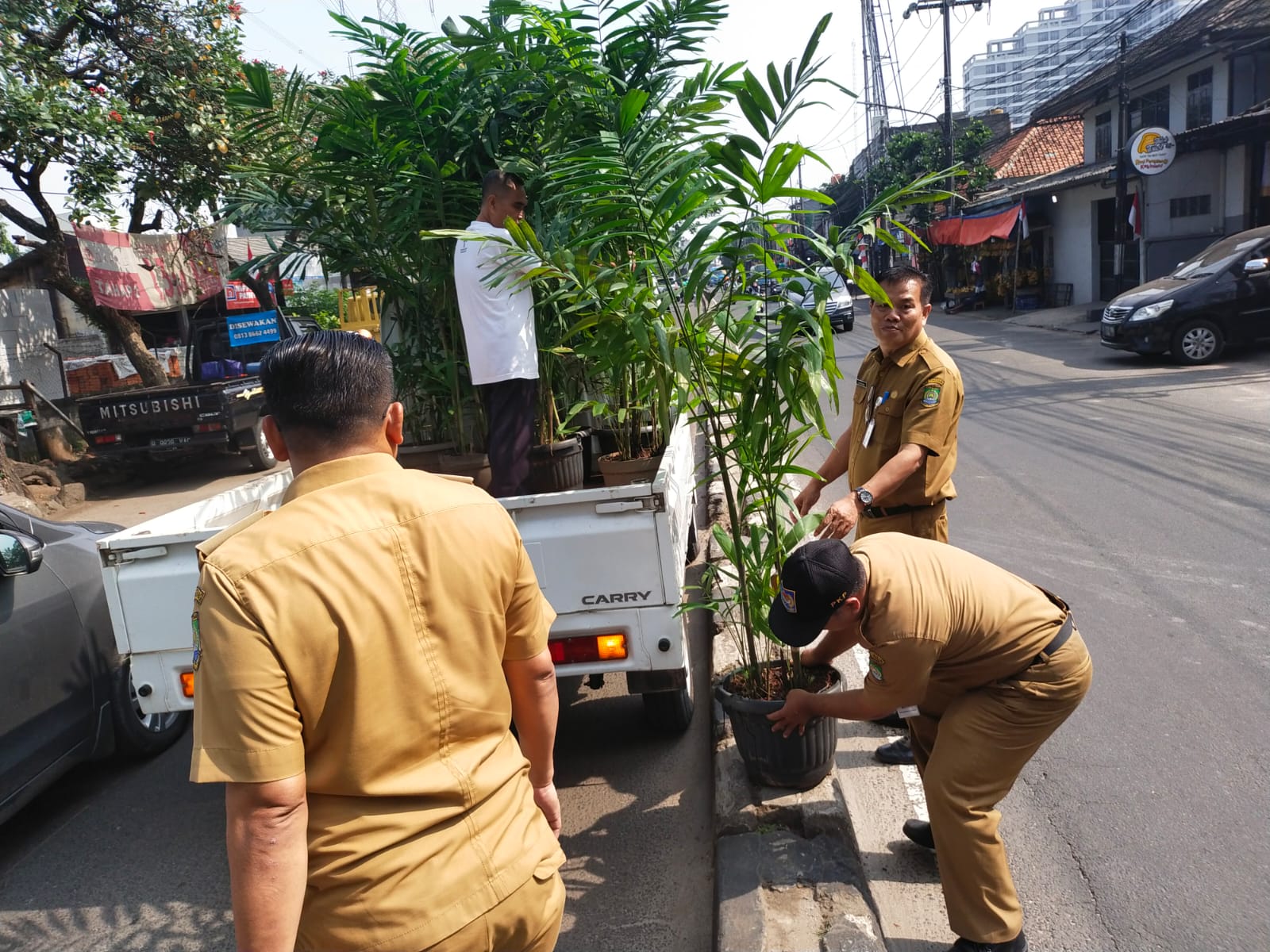 Pemasangan POt  tanaman di Pembatas Jl. Raden fatah 