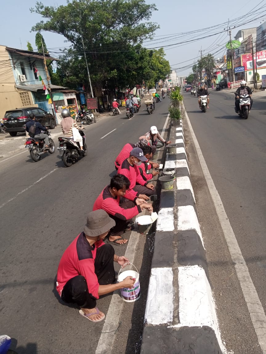 Kegiatan Pengecetan Kerb Beton Trotoar oleh Satgas Kecamatan di Jalan HOS Cokroaminoto