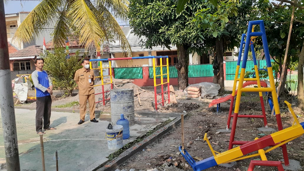 Monitoring Progres Pembangunan Taman Bermain Anak di Perumahan Kimia Farma Hankam RT 005/02 Kelurahan Parser