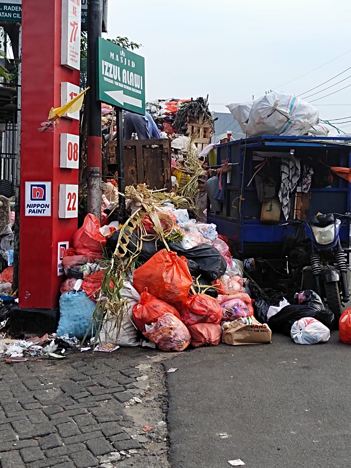 Monitoring pengangkatan Sampah Di jembatan Kp.Pulo oleh Dinas LH
