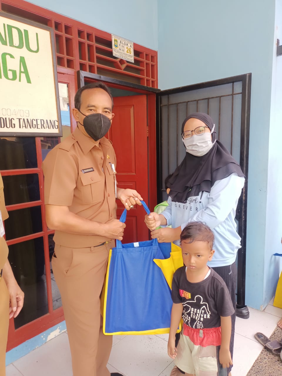 Pendistribusian Bantuan Permakanan oleh DKP Kota Tangerang kepada 20 orang balita di Posyandu Kenanga Kelurahan Parung Serab
