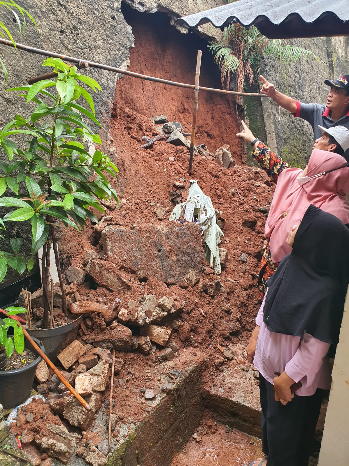 Melakukan Pendampingan bersama DPUPR Kota Tangerang dalam Penanganan Tanah Longsor di RT 001/012 Kelurahan Paninggilan Utara