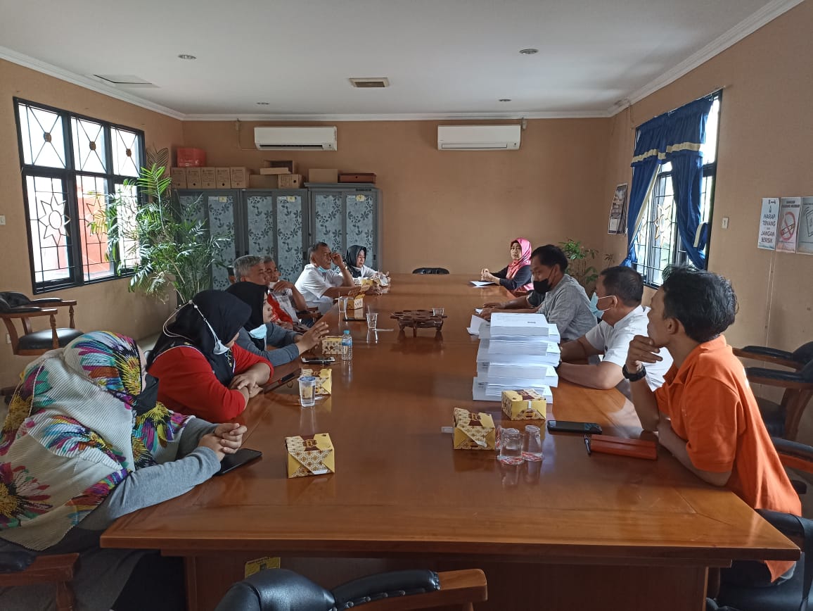 Rapat Teknis terkait Pendistribusian BLT BBM bersama Para Kasi Kemasy Kelurahan se-Kecamatan Ciledug di Ruang Rapat Kecamatan