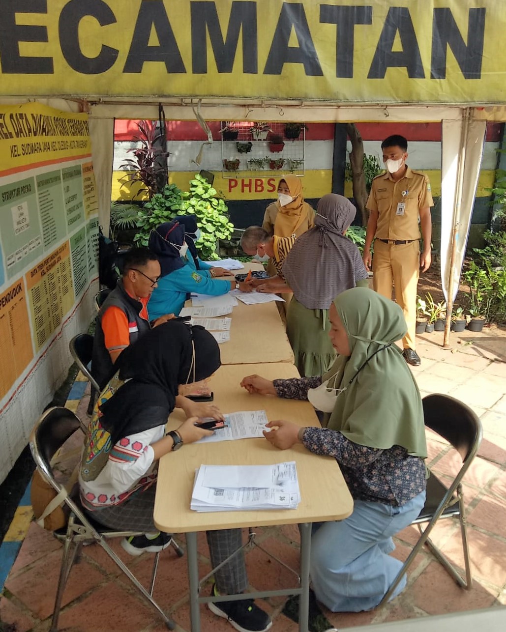 Kegiatan Penyaluran Bantuan Langsung Tunai (BLT) BBM di Kantor Kelurahan Sudimara Jaya