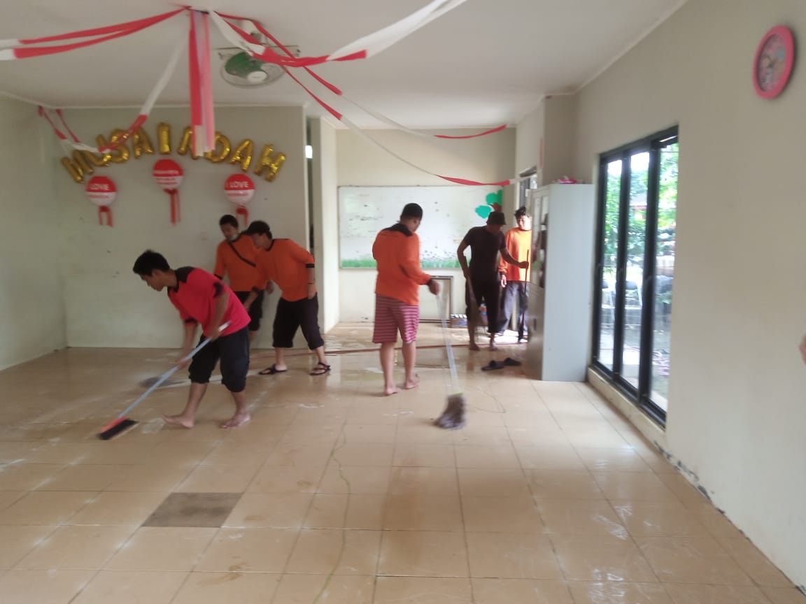 Kegiatan Bersih Lingkungan Pasca Banjir oleh Satgas Kebersihan di Posyandu Nusa Indah RW 009 Kelurahan Tajur