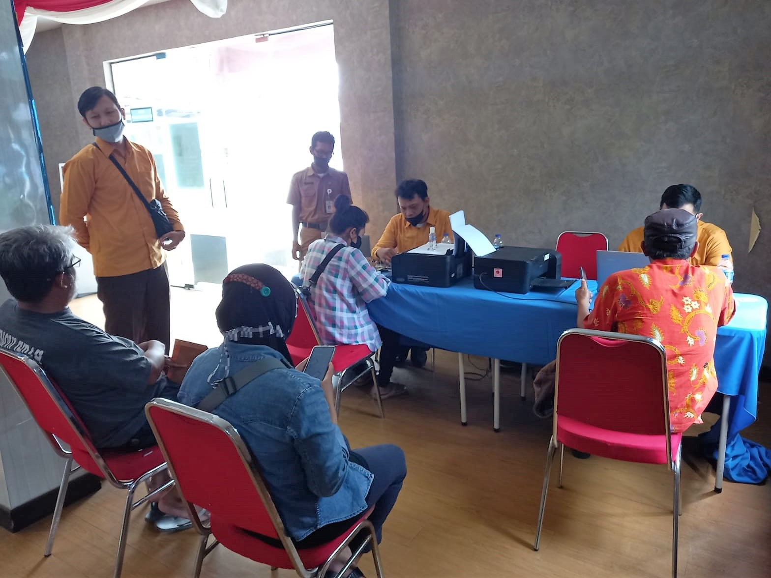 Kegiatan Pelayanan Pembuatan Nomor Induk Berusaha (NIB) oleh DPMPTSP Kota Tangerang di Kantor Kecamatan Ciledug