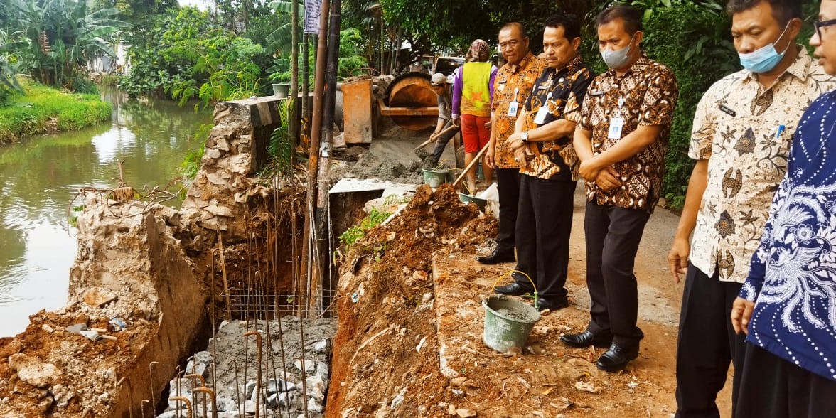 Monitoring Pembangunan Turap Kali Pelayangan oleh DPUPR Kota Tangerang di Kampung Pingkal RW 003 Kelurahan Parung Serab