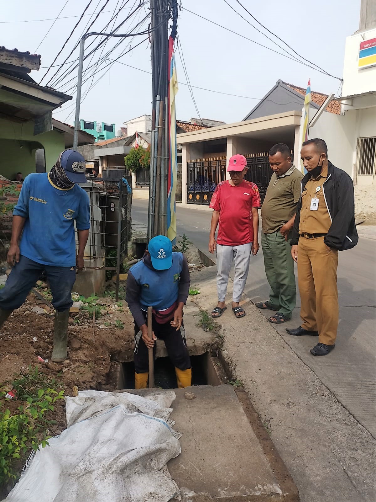 Monitoring Kegiatan Normalisasi Saluran Air oleh DPUPR Kota Tangerang di RW 002 Kelurahan Parung Serab