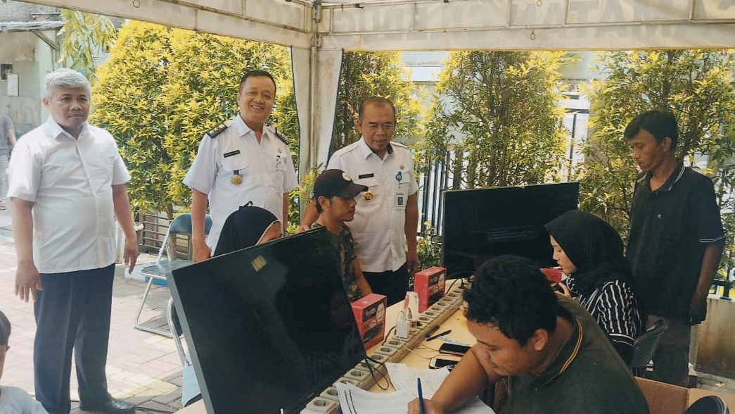 Monitoring Penyaluran Set Top Box (STB) oleh TV One di Kantor Kelurahan Sudimara Timur