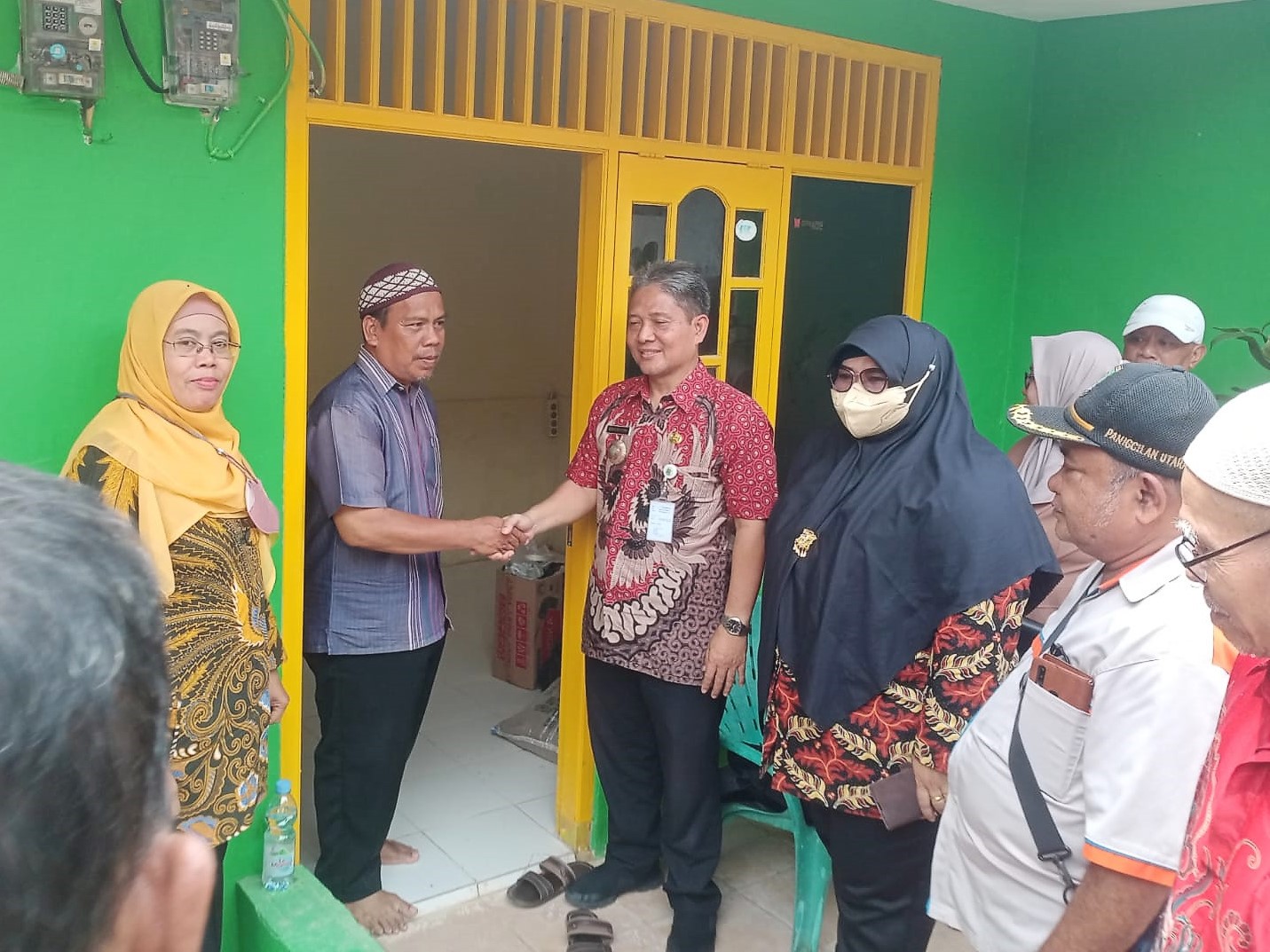 Penyerahan Kunci kepada Penerima Manfaat Program Bedah Rumah Tidak Layak Huni (RTLH) Kelurahan Paninggilan Utara
