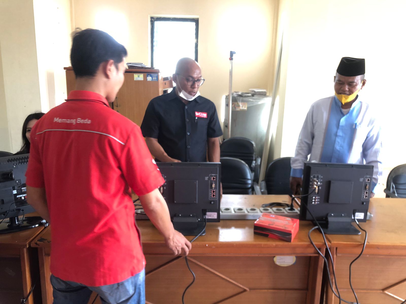 Monitoring Penyaluran Set Top Box (STB) oleh TV One di Kantor Kelurahan Tajur