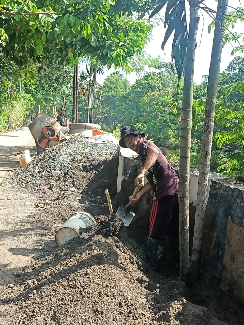 Monitoring Pembangunan Drainase oleh DPUPR Provinsi Banten di Kali Wetan RW 013 Kelurahan Parung Serab