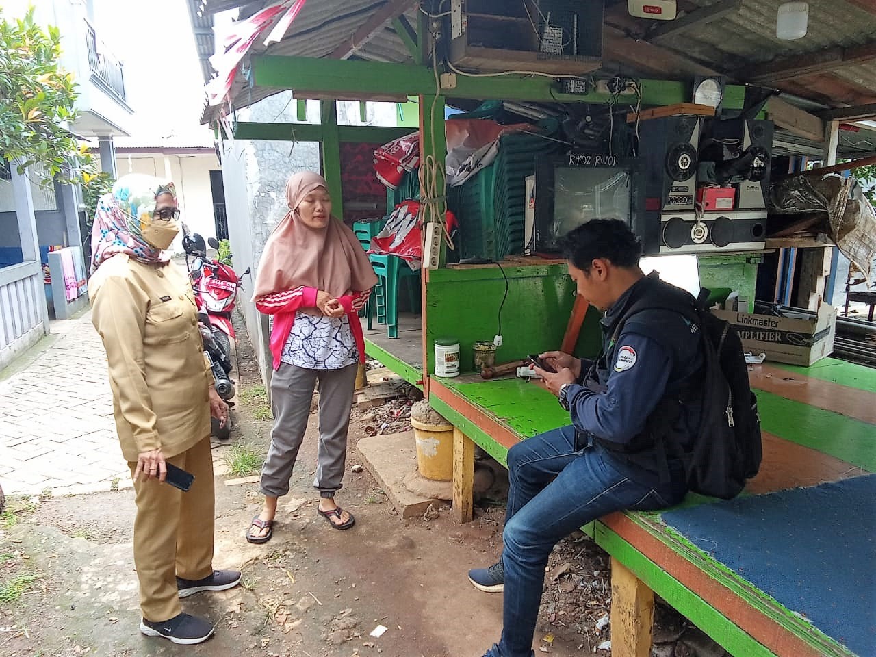 Pendampingan Petugas Diskominfo Kota Tangerang dalam Pengecekan Kondisi RW Nett Kelurahan Paninggilan