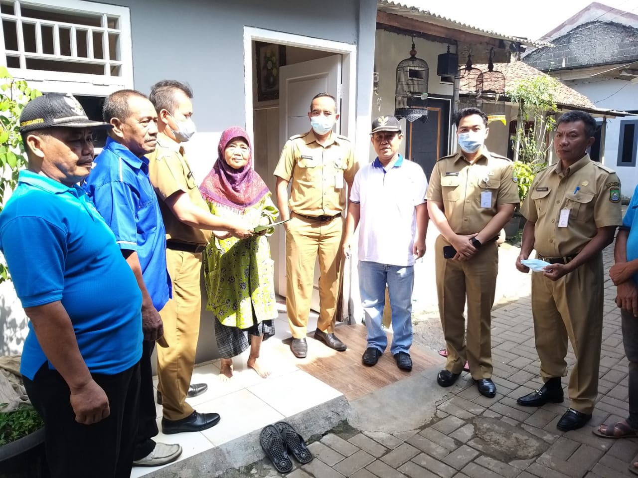 Penyerahan Kunci kepada Pemilik Rumah dalam Kegiatan RTLH di RT 003 RW 006 Kelurahan Parung Serab