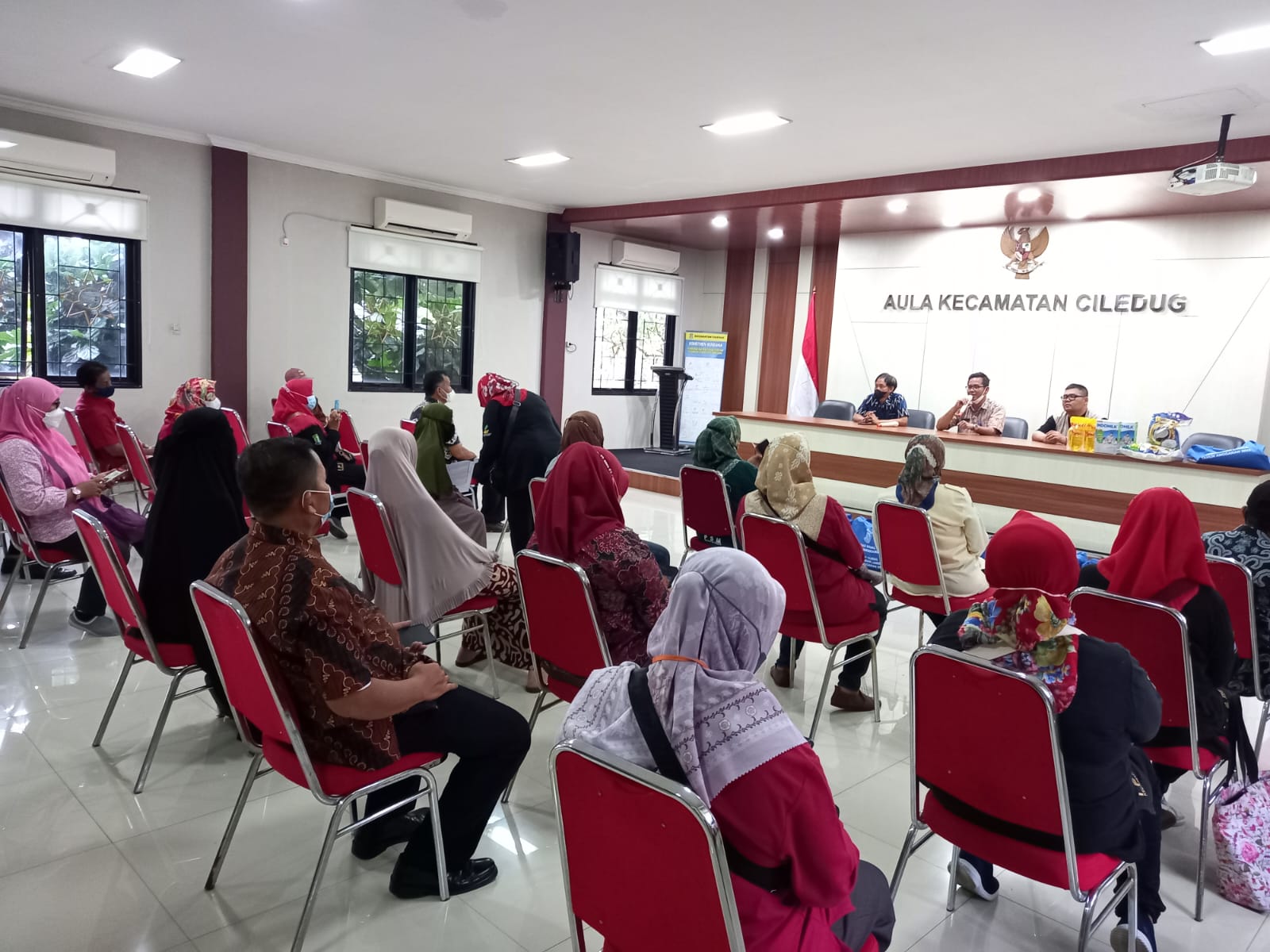 Penyaluran Bantuan Sosial Perbantuan Makanan bagi Lansia secara Simbolis oleh Dinsos Kota Tangerang