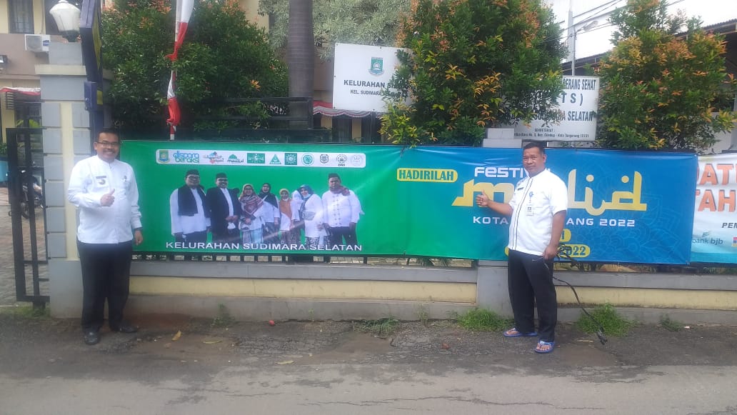 Pemasangan Spanduk Festival Maulid Kota Tangerang di Wilayah Kelurahan Sudimara Selatan