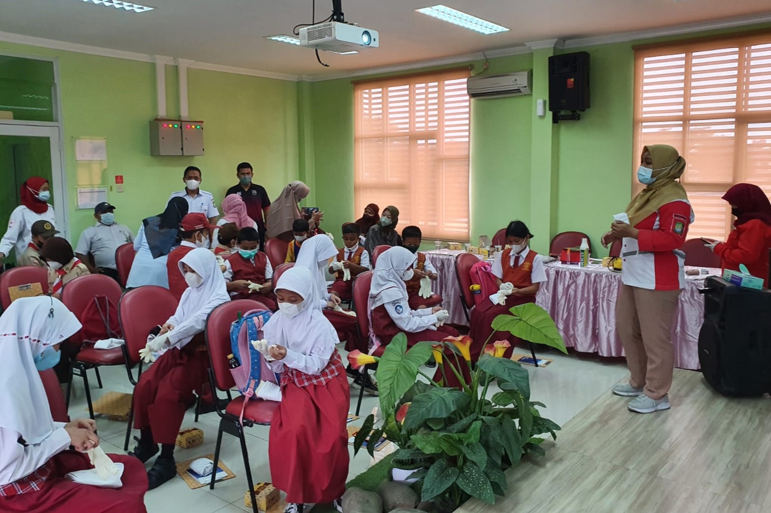 Monitoring Pelatihan Dokter Kecil Bagi Siswa SD oleh IDI dan PMI Kota Tangreang di Aula UPT Puskesmas Paninggilan
