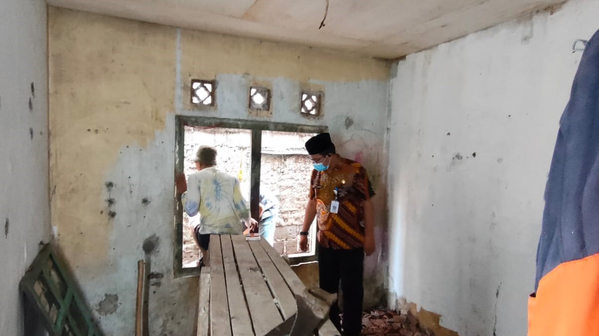 Monitoring Progres Program Bedah Rumah Tidak Layak Huni oleh BKM di Wilayah RT 003 RW 003 Kelurahan Sudimara Barat