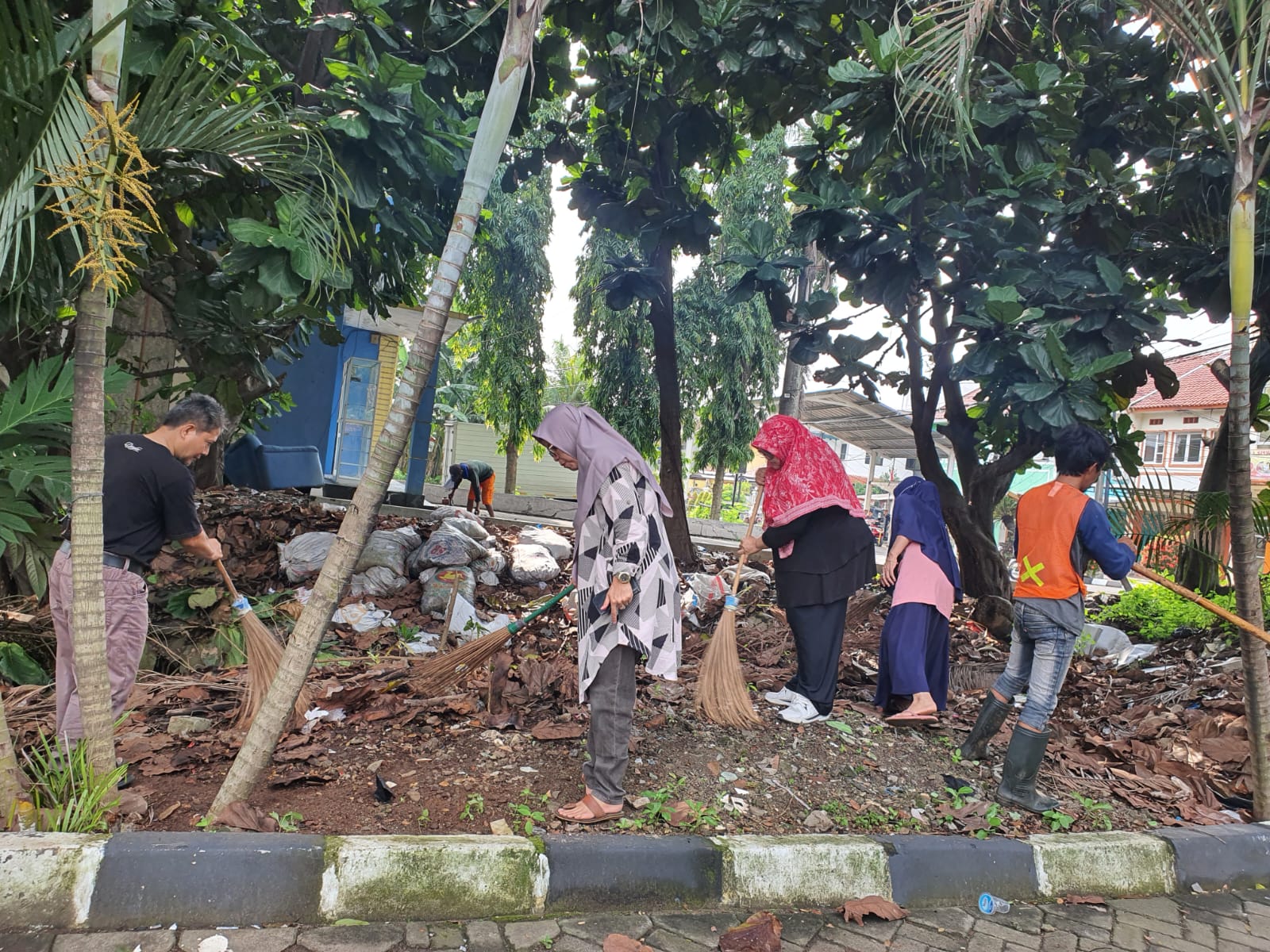 Kerja Bakti Lingkungan Kantor oleh Pegawai Kelurahan Panut dalam Persiapan Verifikasi FKTS Tingkat Provinsi Banten