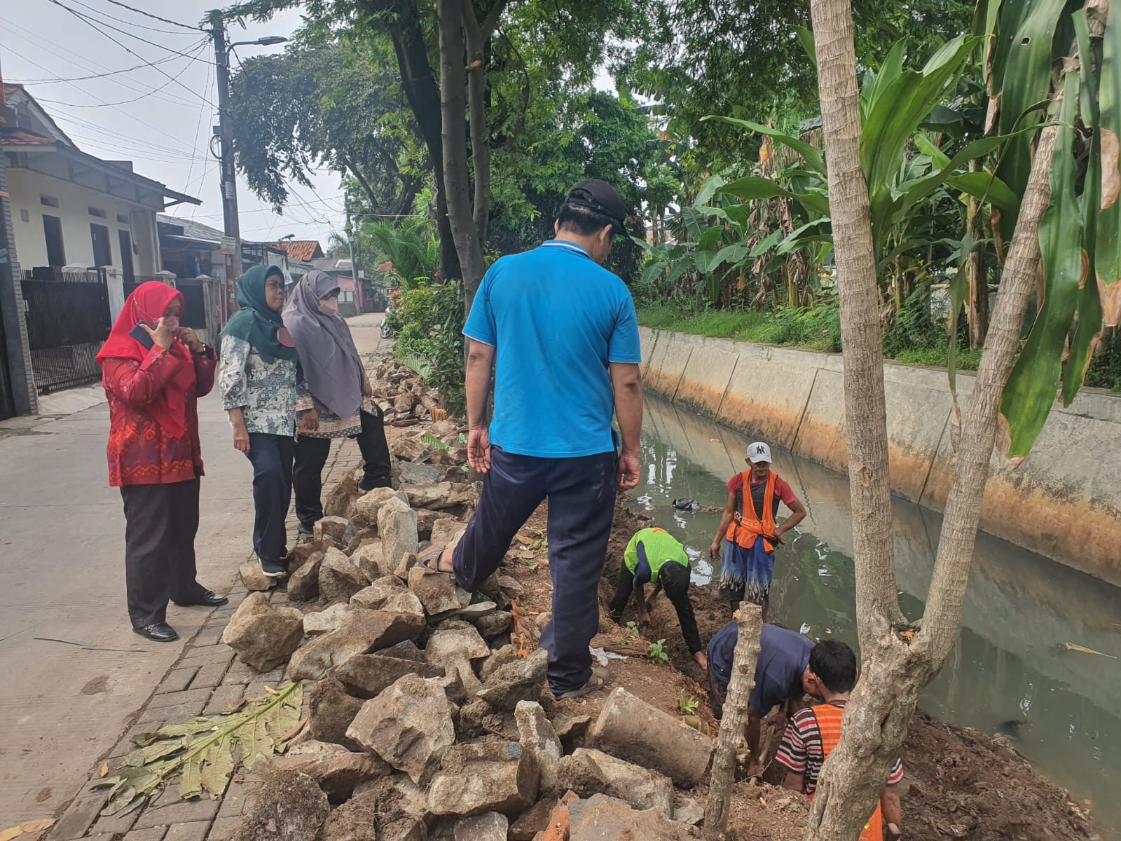 Monitoring Pembuatan Turap Kali oleh DPUPR Kota Tangerang di Kali Wadas RW 002 Kelurahan Paninggilan Utara