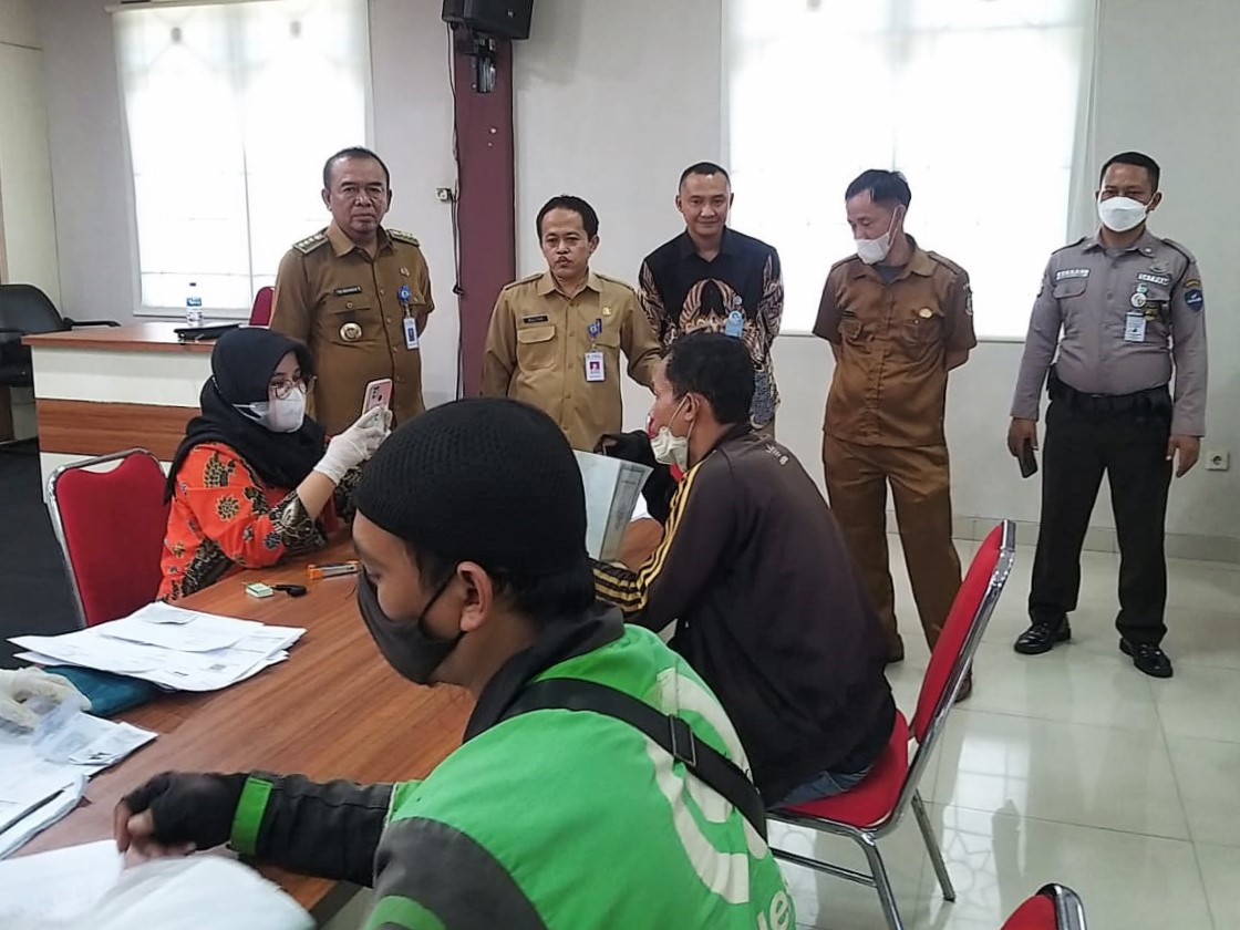 Bersama Kadis Sosial Kota Tangerang, Camat Ciledug Lakukan Monitoring Penyaluran BST dalam Rangka Pengendalian Inflasi Daerah
