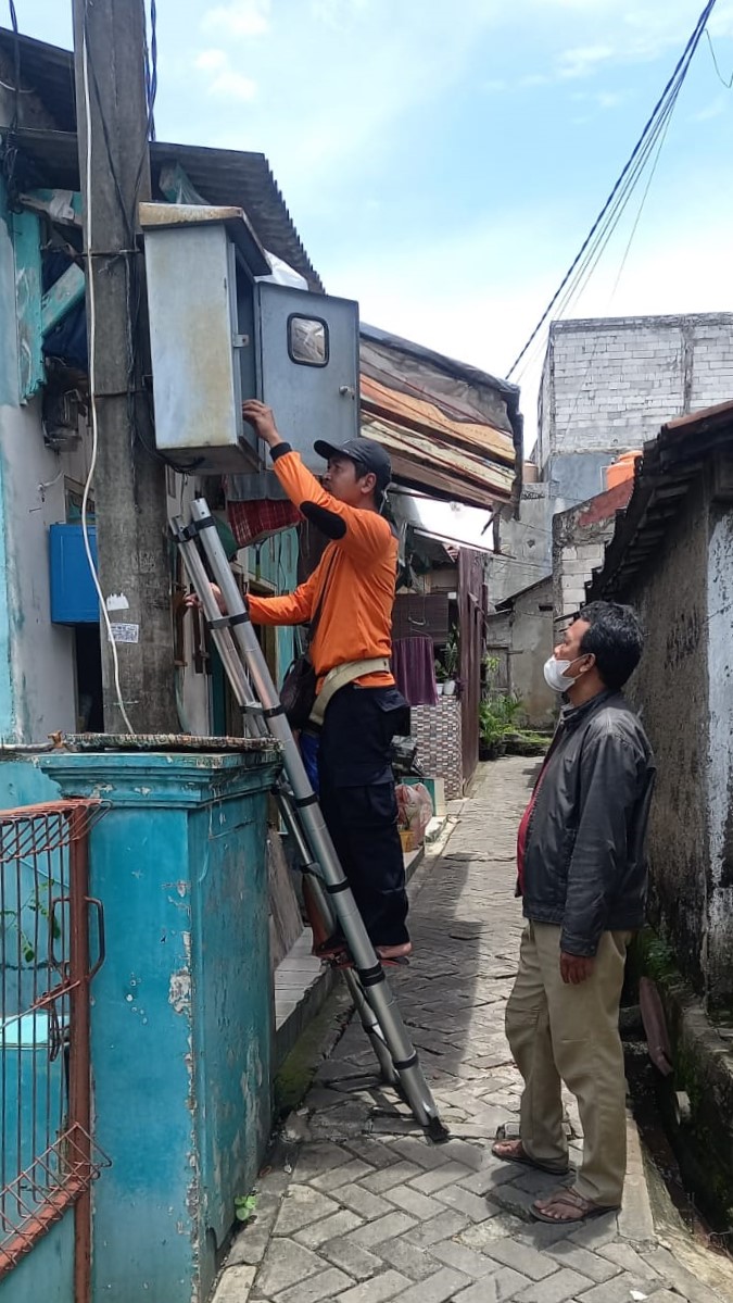 Monitoring Perbaikan Lampu PJU Kampung Terang oleh Tim Teknis Kecamatan di Wilayah RW 008