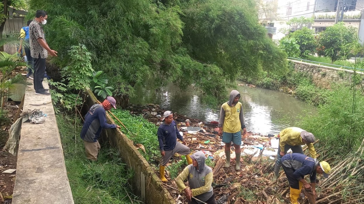 Monitoring Pengangkatan Sampah dan Bambu yang Roboh oleh DPUPR Kota Tangerang di Kali Ciputat Kelurahan Paninggilan