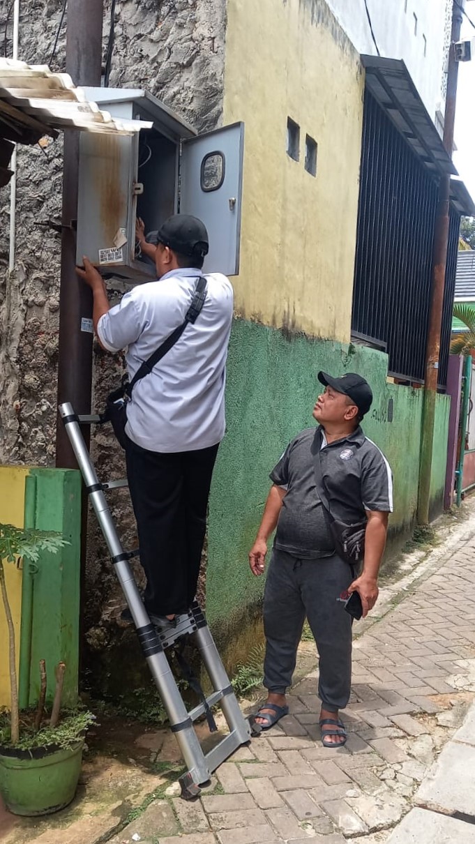Perbaikan Lampu PJU Kampung Terang oleh Tim Teknisi Kecamatan Ciledug di Wilayah RW 006 Kelurahan Paninggilan