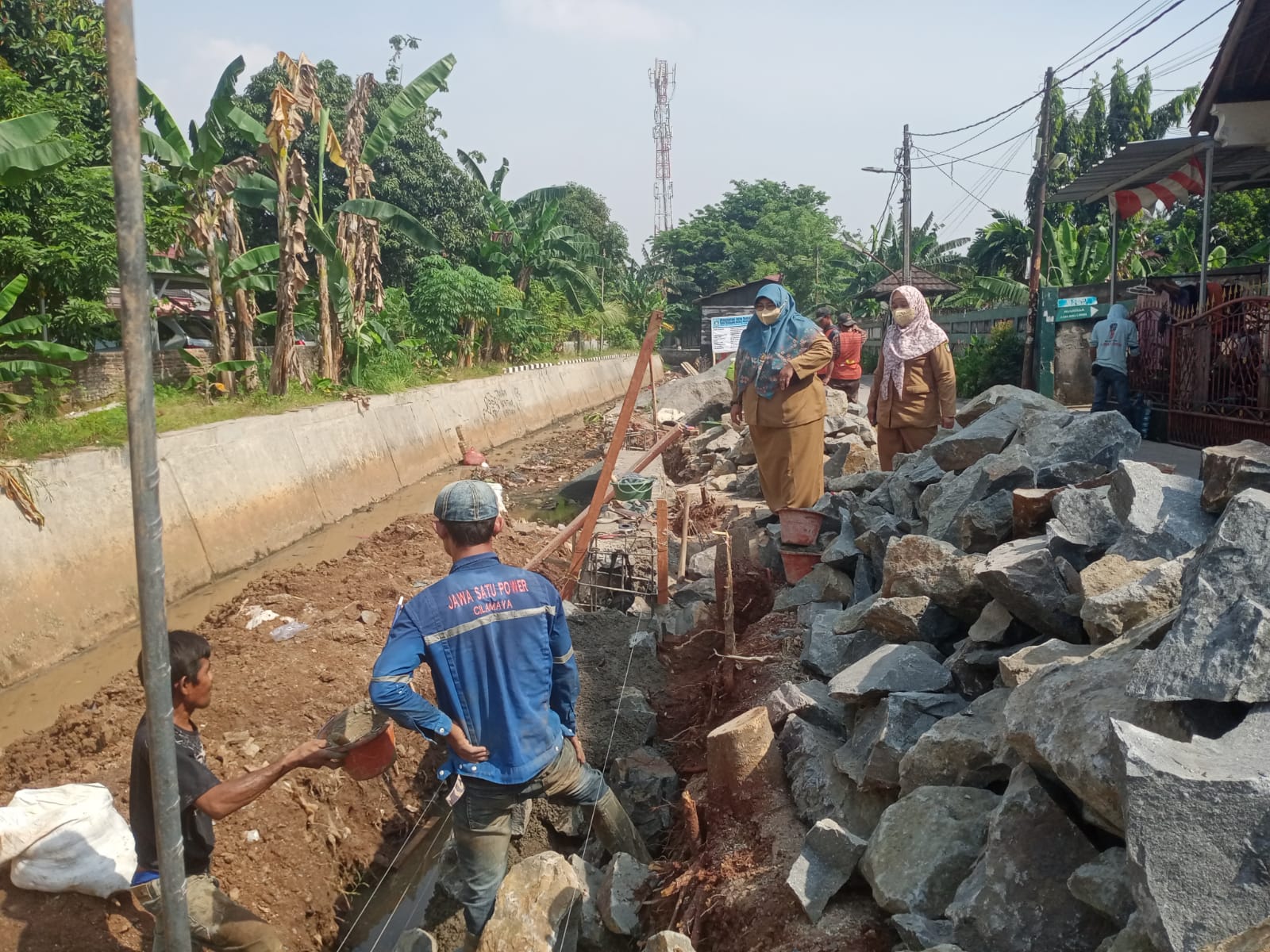 Monitoring Pembangunan Turap Kali oleh DPUPR Kota Tangerang di Kali Wadas RW 003 Kelurahan Paninggilan Utara